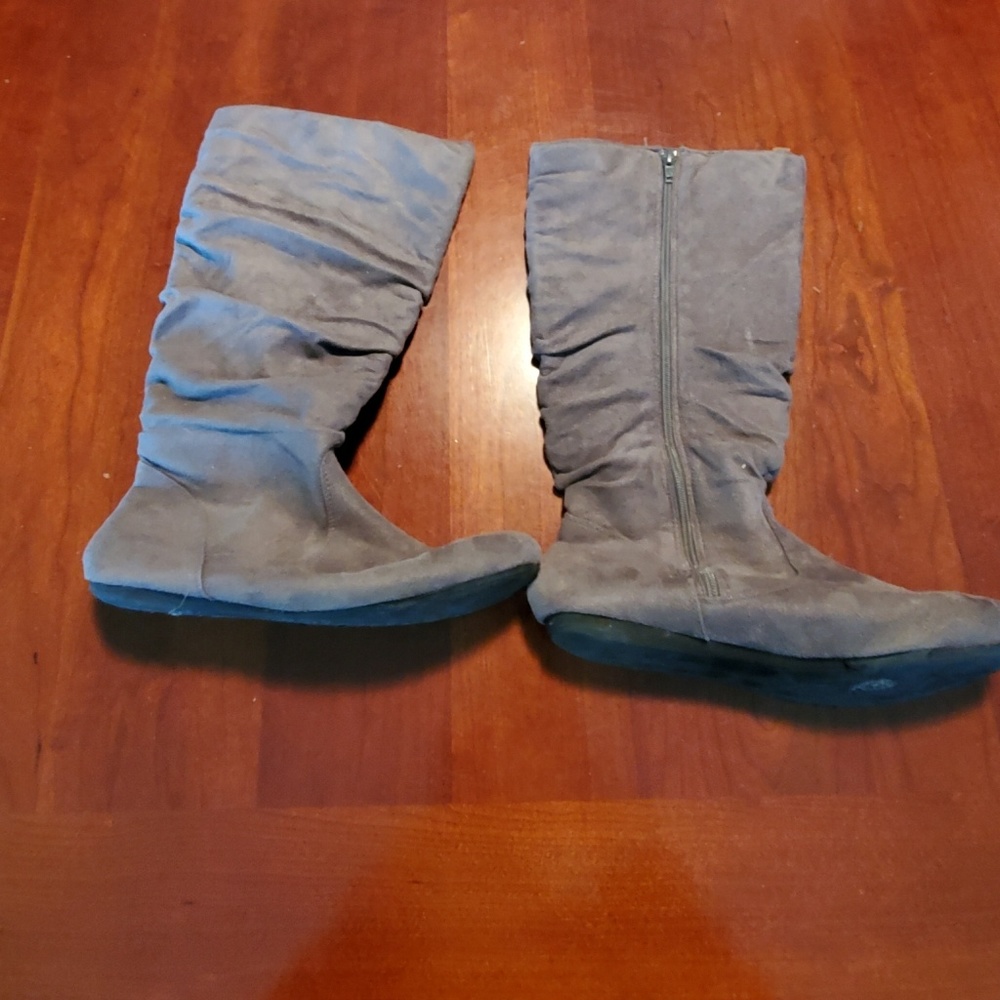 Shoe show Challenge ladies boots are size 8.5